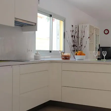 Sleeps 4 Pool Wifi Ferienhaus *